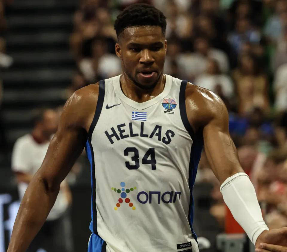 字母哥在切尔西比赛中比赛规则变更，败北引发热议！观众掌声雷动(雄鹿字母哥图片)-安卓版