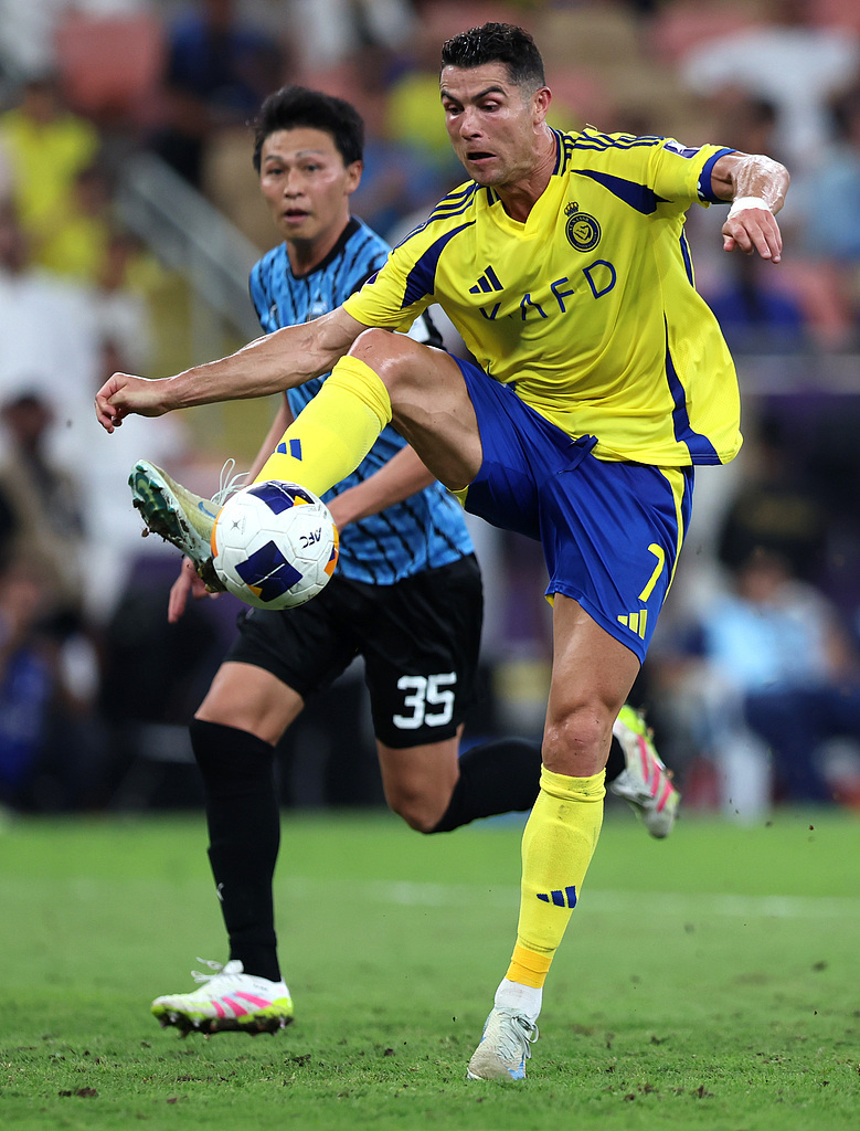 C罗在篮网比赛中险胜，表现优异引发热议！全场沸腾不已(c罗第二次加盟曼联)-安卓版